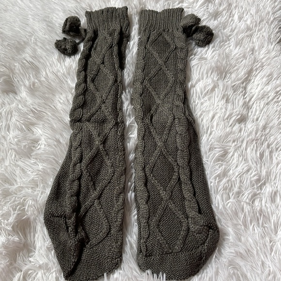 Dark Grey - Cable knit socks with pom poms - Picture 5 of 6